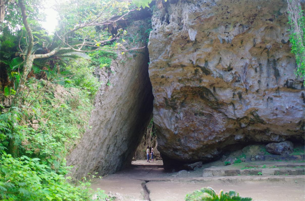 パワースポット巡り 世界遺産群「斎場御嶽(せーふぁうたき)」とガンガラーの谷1日ツアー<ガイド/那覇市ホテル送迎/おきなわワールド入場券+ランチ付>