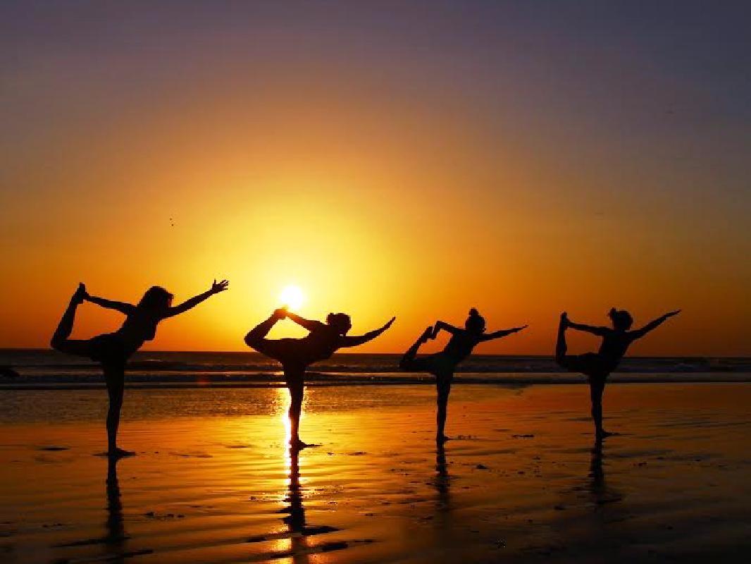 ビーチヨガ体験 選べる太陽のパワーをもらうサンライズまたはサンセットヨガ<朝・夕/SKY SURF YOGA/茅ヶ崎>