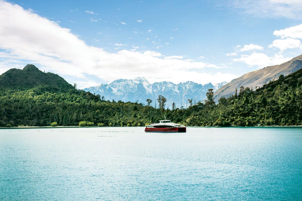 山々に囲まれたワカティプ湖をクルーズ クイーンズタウン シーニック クルーズ 山々に囲まれたワカティプ湖をクルーズ クイーンズタウン シーニック クルーズ