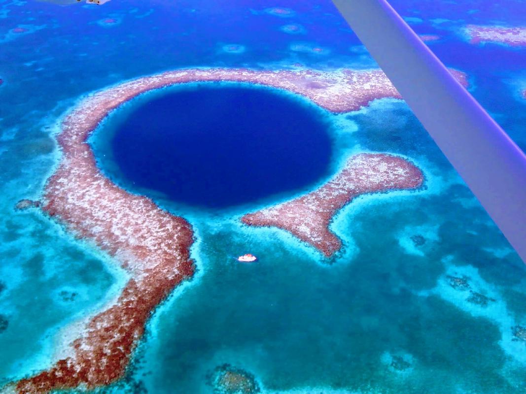 ベリーズ 地球の目ブルーホール 世界一不思議な場所の見どころガイド おすすめ旅行を探すならトラベルブック Travelbook ベリーズ 地球の目ブルーホール 世界一不思議な場所の見どころガイド おすすめ旅行を探すならトラベルブック Travelbook