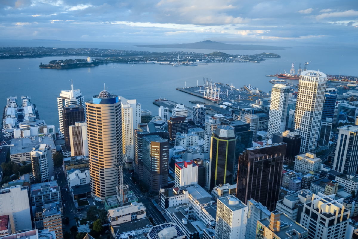 夜景を見渡す スカイタワー52階 Orbit 360 Dining 選べる3コースディナー